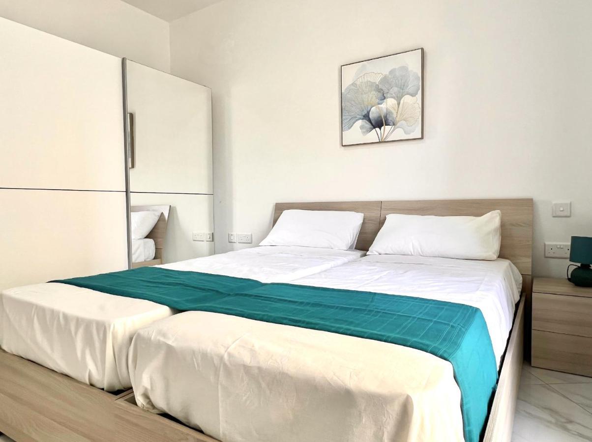 Condo With Patio Overlooking Piazza Gzira Ngoại thất bức ảnh